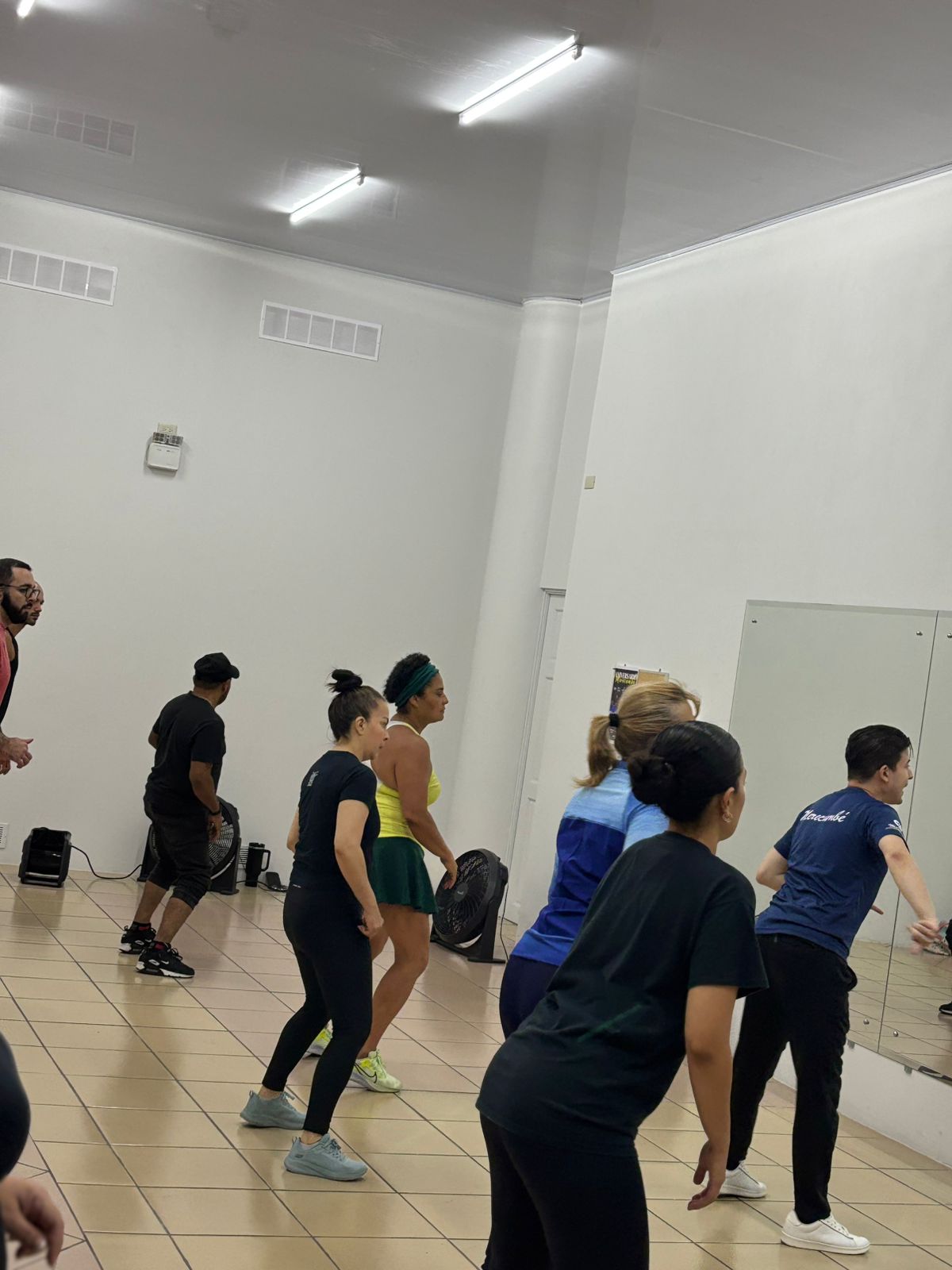 Estudiantes bailando bachata